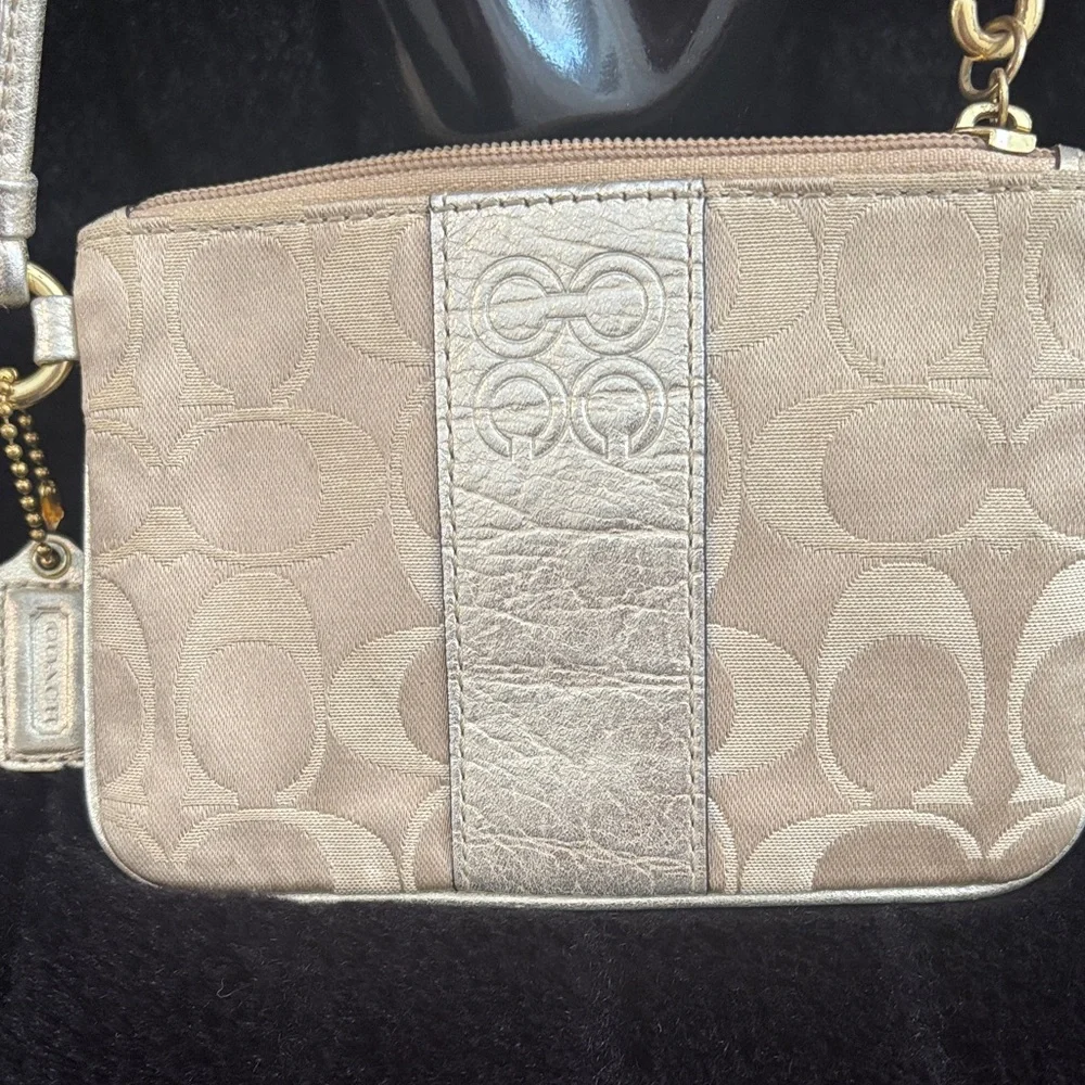 Coach🌸Wristlet with Original Hang tag - Picture 3 of 12